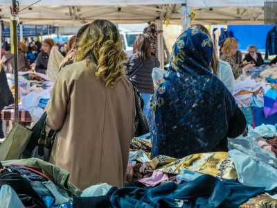 Ci immergiamo cos� nel cumulo di vestiti, scoprendo che per� per i veri affari bisogna venire qui la mattina presto